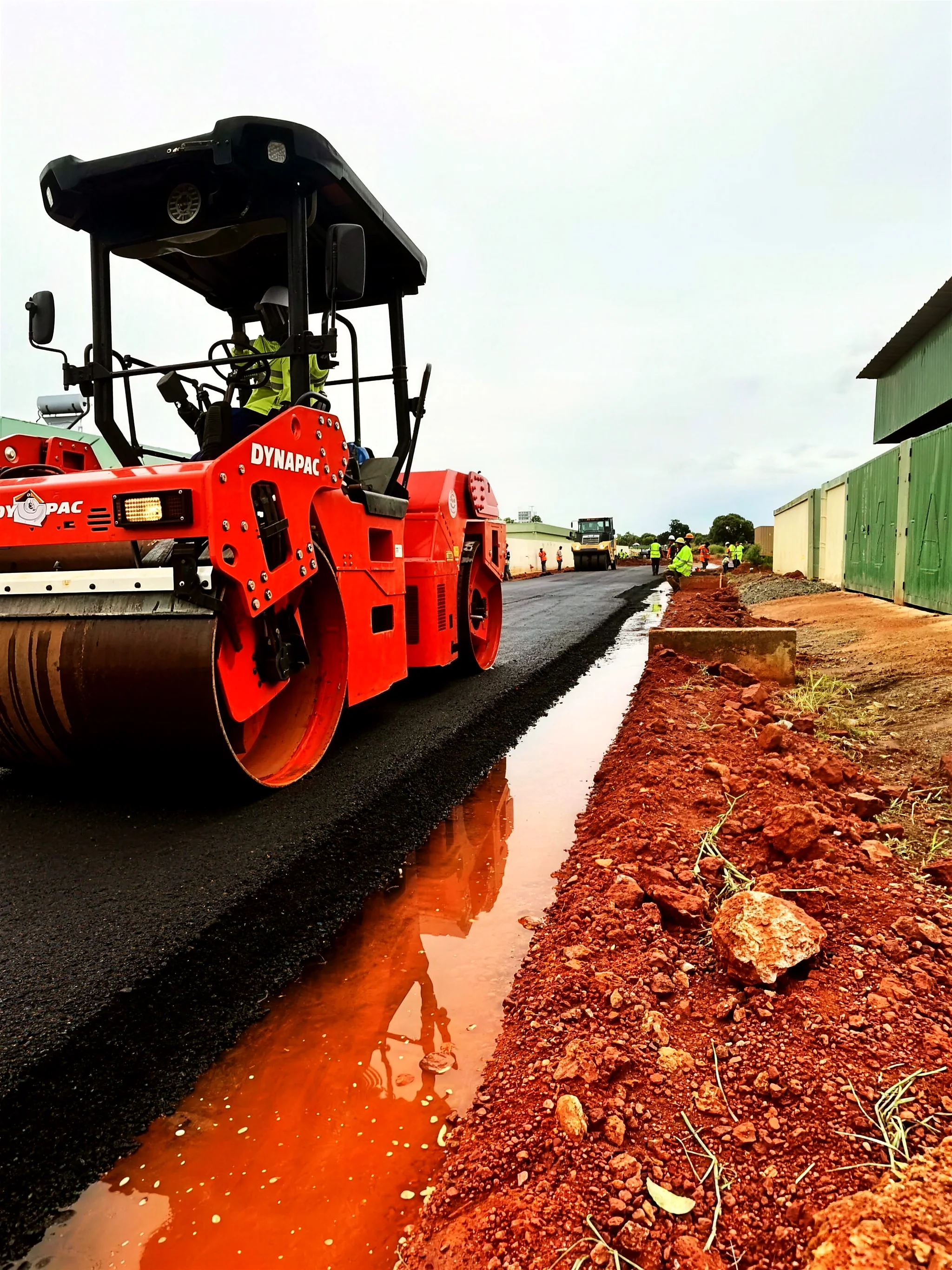 Compacteur sur la couche d'enrobé